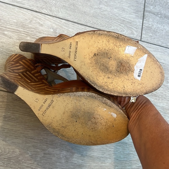 Bruno Magli made in Italy Brown leather Wedge embossed Sandals size 10.5 - Picture 9 of 11